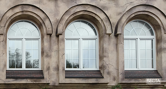 Окна арочной формы в здании классической архитектуры